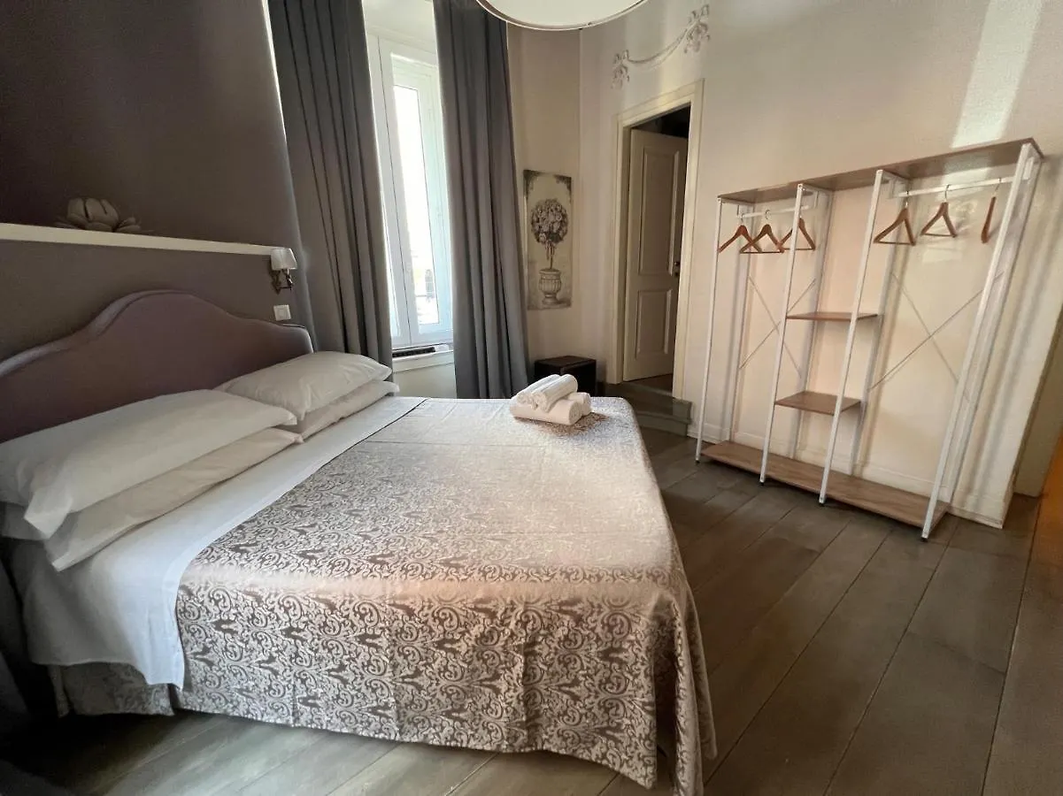 Piazzetta De' Monti Suites Roma 3*,