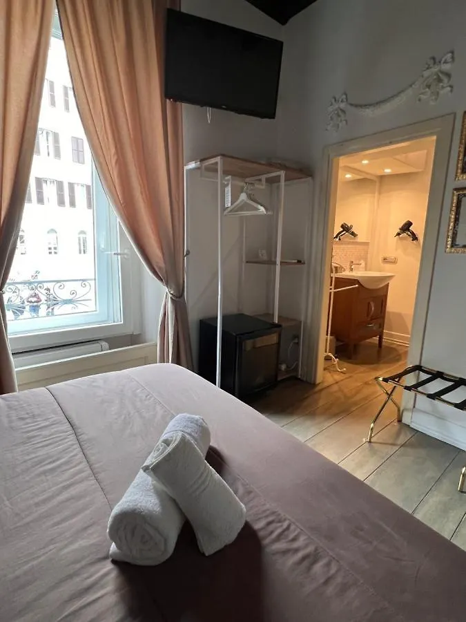 Piazzetta De' Monti Suites Rome Guest house